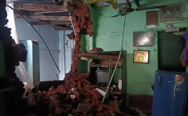 ಹೊಸಪೇಟೆ | ಎಡೆಬಿಡದೆ ಸುರಿಯುತ್ತಿರುವ ಗಾಳಿ ಮಳೆ;  ಜನಜೀವನ ಅಸ್ತವ್ಯಸ್ತ