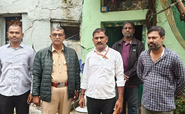 ವಿಜಯನಗರ | ಮನೆ ಗೋಡೆ ಕುಸಿತ : ಸ್ಥಳಕ್ಕೆ ಅಧಿಕಾರಿಗಳ ಭೇಟಿ ವಿಜಯನಗರ | ಮನೆ ಗೋಡೆ ಕುಸಿತ : ಸ್ಥಳಕ್ಕೆ ಅಧಿಕಾರಿಗಳ ಭೇಟಿ