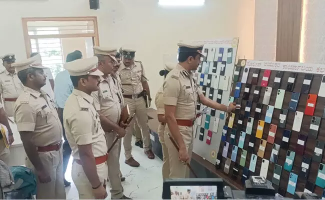 ಕಲಬುರಗಿ | ಕಳವಾದ 46.54 ಲಕ್ಷ ರೂ. ಮೌಲ್ಯದ 225 ಮೊಬೈಲ್ ಪತ್ತೆ: ಪೊಲೀಸ್ ಕಮಿಷನರ್ ಕಲಬುರಗಿ | ಕಳವಾದ 46.54 ಲಕ್ಷ ರೂ. ಮೌಲ್ಯದ 225 ಮೊಬೈಲ್ ಪತ್ತೆ: ಪೊಲೀಸ್ ಕಮಿಷನರ್