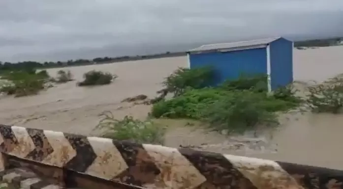 ಧಾರವಾಡ ಜಿಲ್ಲೆಯಲ್ಲಿ ಮುಂದುವರೆದ ಮಳೆ: ಕುಂದಗೋಳದಲ್ಲಿ ಓರ್ವ ವ್ಯಕ್ತಿ ಮೃತ್ಯು ಧಾರವಾಡ ಜಿಲ್ಲೆಯಲ್ಲಿ ಮುಂದುವರೆದ ಮಳೆ: ಕುಂದಗೋಳದಲ್ಲಿ ಓರ್ವ ವ್ಯಕ್ತಿ ಮೃತ್ಯು