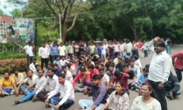 ಮೈಸೂರು ವಿವಿ ಆವರಣದಲ್ಲಿ ಅಂಬೇಡ್ಕರ್ ಪೋಸ್ಟರ್ ತೆರವುಗೊಳಿಸಿದ ಇಬ್ಬರು ಅಧಿಕಾರಿಗಳ ಪದಚ್ಯುತಿ