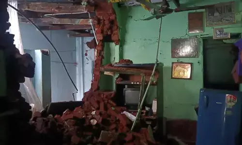 ಹೊಸಪೇಟೆ | ಎಡೆಬಿಡದೆ ಸುರಿಯುತ್ತಿರುವ ಗಾಳಿ ಮಳೆ;  ಜನಜೀವನ ಅಸ್ತವ್ಯಸ್ತ