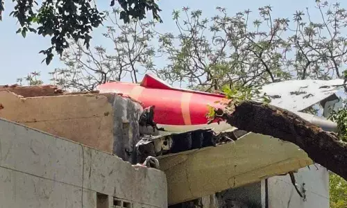 ಅಹ್ಮದಾಬಾದ್‌ನಲ್ಲಿ ವಿಮಾನ ಪತನ: ವಸತಿ ಸಂಕೀರ್ಣದ ಟೆರೇಸ್‌ನಲ್ಲಿ ವಿಮಾನದ ಅವಶೇಷಗಳು