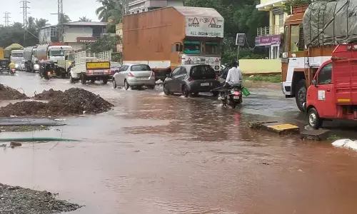 ಭಟ್ಕಳ: ಭಾರೀ ಮಳೆಗೆ ಜನಜೀವನ ಅಸ್ತವ್ಯಸ್ತ; ರಸ್ತೆ ಜಲಾವೃತ, ಗೋಡೆ ಕುಸಿತದಿಂದ ಮನೆಗೆ ಹಾನಿ