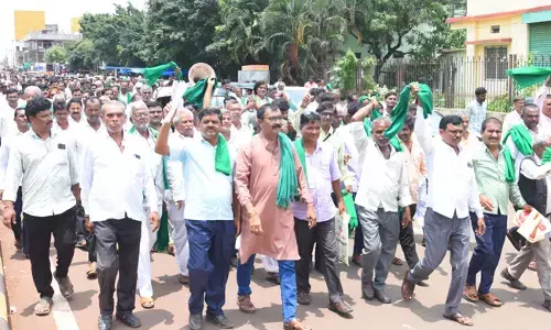 ಬೀದರ್ | ರೈತರ ಖಾತೆಗೆ ಕಬ್ಬಿನ ಹಣ ಜಮೆ ಮಾಡಲು ಒತ್ತಾಯಿಸಿ ರೈತರಿಂದ ಪ್ರತಿಭಟನೆ