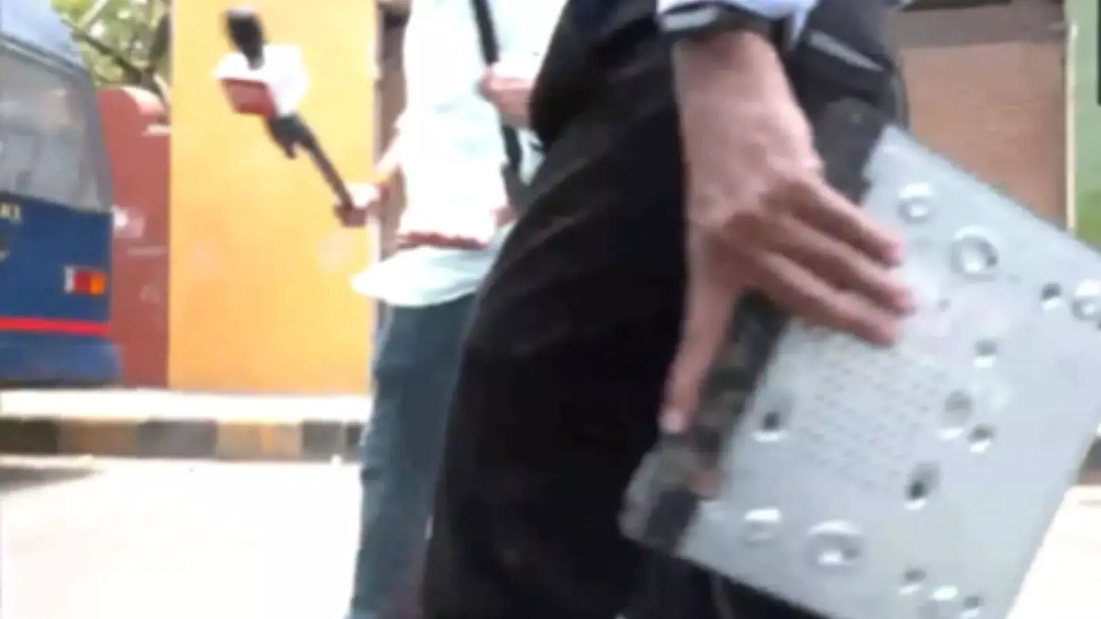 ಏರ್ ಇಂಡಿಯಾ ವಿಮಾನ ದುರಂತ | ವಿಮಾನದ ಅವಶೇಷಗಳಿಂದ ಡಿಜಿಟಲ್ ವಿಡಿಯೋ ರೆಕಾರ್ಡರ್ ಪತ್ತೆ ಏರ್ ಇಂಡಿಯಾ ವಿಮಾನ ದುರಂತ | ವಿಮಾನದ ಅವಶೇಷಗಳಿಂದ ಡಿಜಿಟಲ್ ವಿಡಿಯೋ ರೆಕಾರ್ಡರ್ ಪತ್ತೆ