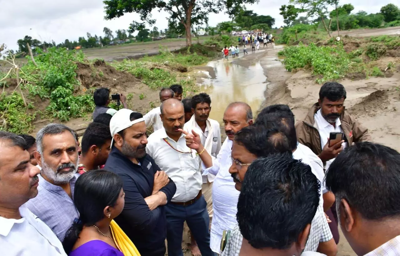ಧಾರವಾಡ | ಮಳೆ ಹಾನಿ ಪ್ರದೇಶಗಳಿಗೆ ಸಚಿವ ಸಂತೋಷ್‌ ಲಾಡ್‌ ಭೇಟಿ
