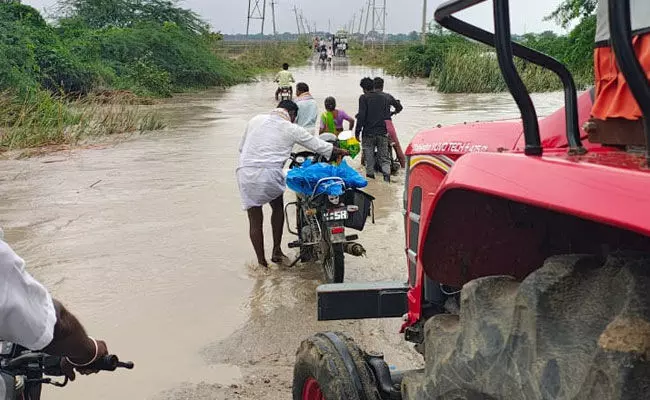ರಾಯಚೂರಿನಲ್ಲಿ ಭಾರೀ ಮಳೆ: ಸೇತುವೆ ಮೇಲೆ ಹರಿದ ನೀರು; ಸಂಚಾರ ಅಸ್ತವ್ಯಸ್ತ