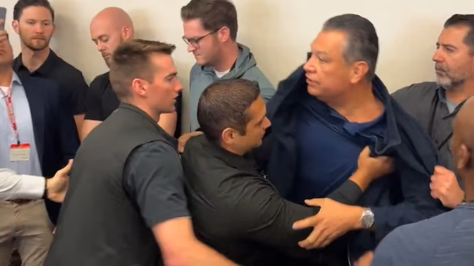 ಅಮೆರಿಕದ ಡೆಮಾಕ್ರಟಿಕ್ ಸಂಸದನಿಗೆ ಕೈಕೋಳ ತೊಡಿಸಿದ ಭದ್ರತಾ ಏಜೆಂಟರು!