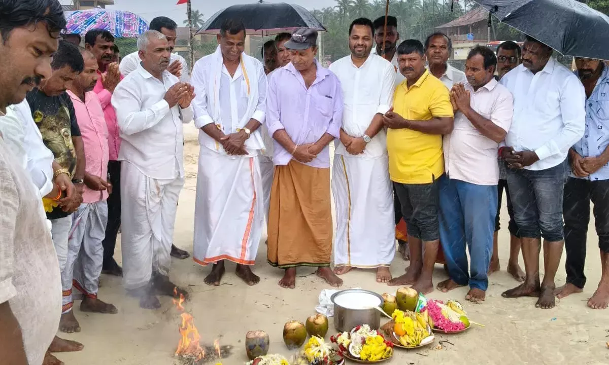 ಸಾಂಪ್ರದಾಯಿಕ ನಾಡದೋಣಿ ಮೀನುಗಾರರಿಂದ ಸಮುದ್ರಪೂಜೆ
