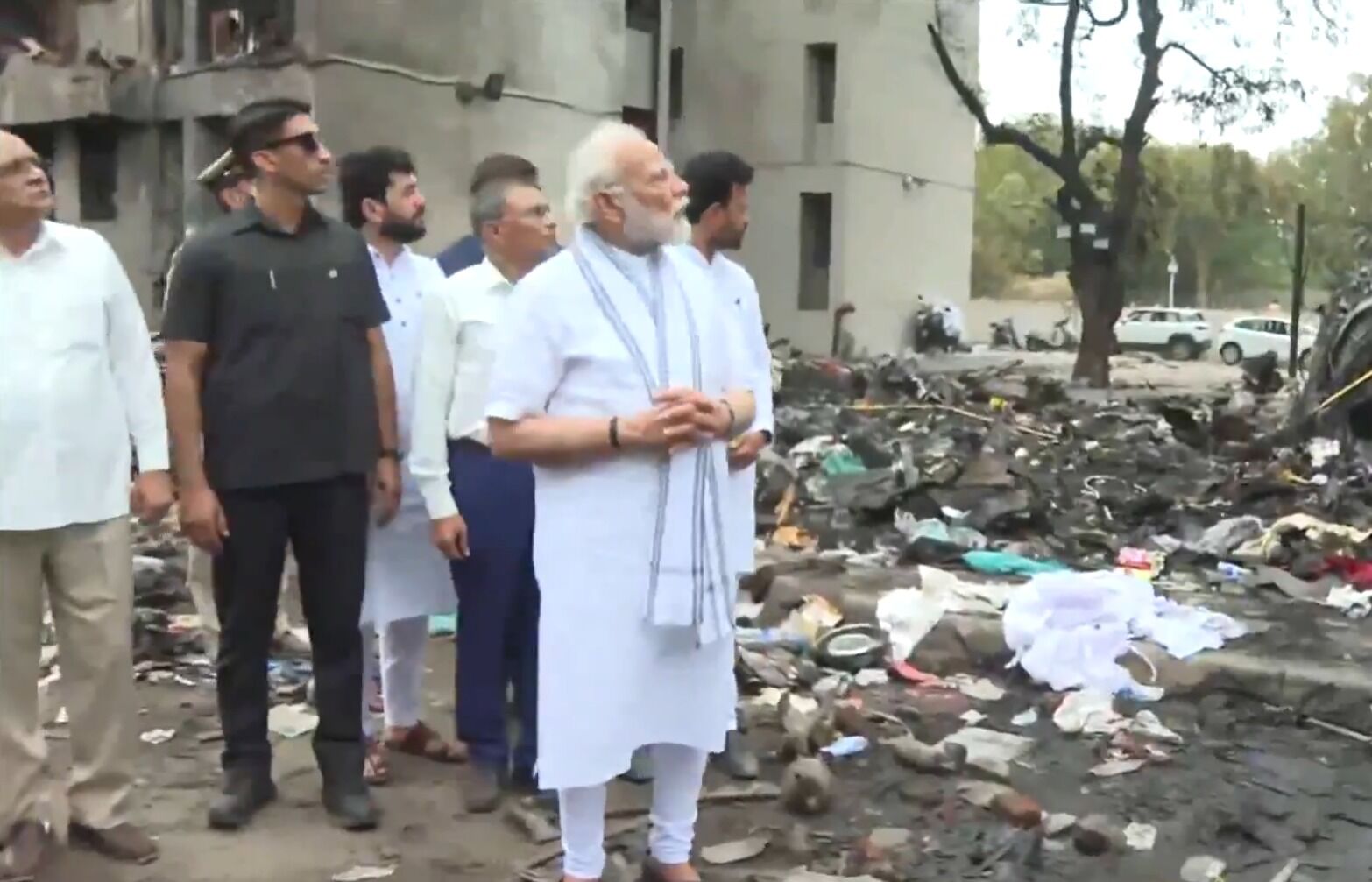 ಅಹ್ಮದಾಬಾದ್ | ವಿಮಾನ ದುರಂತ ಸ್ಥಳಕ್ಕೆ ಪ್ರಧಾನಿ ಮೋದಿ ಭೇಟಿ