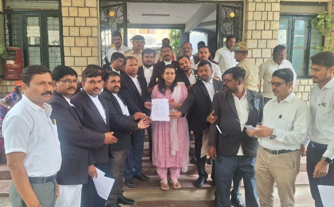 ಹೊಸಪೇಟೆ: ವಕೀಲರ ವಿವಿಧ ಬೇಡಿಕೆಗಳನ್ನು ಈಡೇರಿಸಲು ಒತ್ತಾಯಿಸಿ ಪ್ರತಿಭಟನೆ