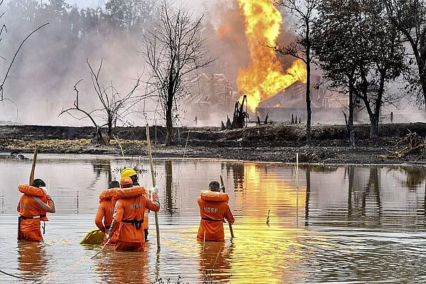 ಓಎನ್‌ಜಿಸಿ ರಿಗ್ ನಲ್ಲಿ ಸ್ಫೋಟ, ಅನಿಲ ಸೋರಿಕೆ; 70 ಕುಟುಂಬಗಳ ಸ್ಥಳಾಂತರ