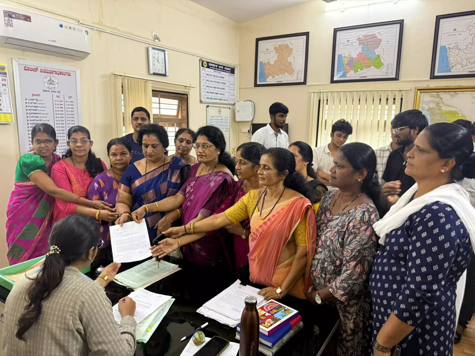 ಕಾರ್ಕಳ | ವಿದ್ಯಾರ್ಥಿನಿಗೆ ಲೈಂಗಿಕ ಕಿರುಕುಳ ಆರೋಪ: ಬಿಜೆಪಿ ಯುವ ಮೋರ್ಚ ಮುಖಂಡ ಸುಹಾಸ್ ಶೆಟ್ಟಿ ಮುಟ್ಲುಪಾಡಿ ವಿರುದ್ಧ ದೂರು ಕಾರ್ಕಳ | ವಿದ್ಯಾರ್ಥಿನಿಗೆ ಲೈಂಗಿಕ ಕಿರುಕುಳ ಆರೋಪ: ಬಿಜೆಪಿ ಯುವ ಮೋರ್ಚ ಮುಖಂಡ ಸುಹಾಸ್ ಶೆಟ್ಟಿ ಮುಟ್ಲುಪಾಡಿ ವಿರುದ್ಧ ದೂರು