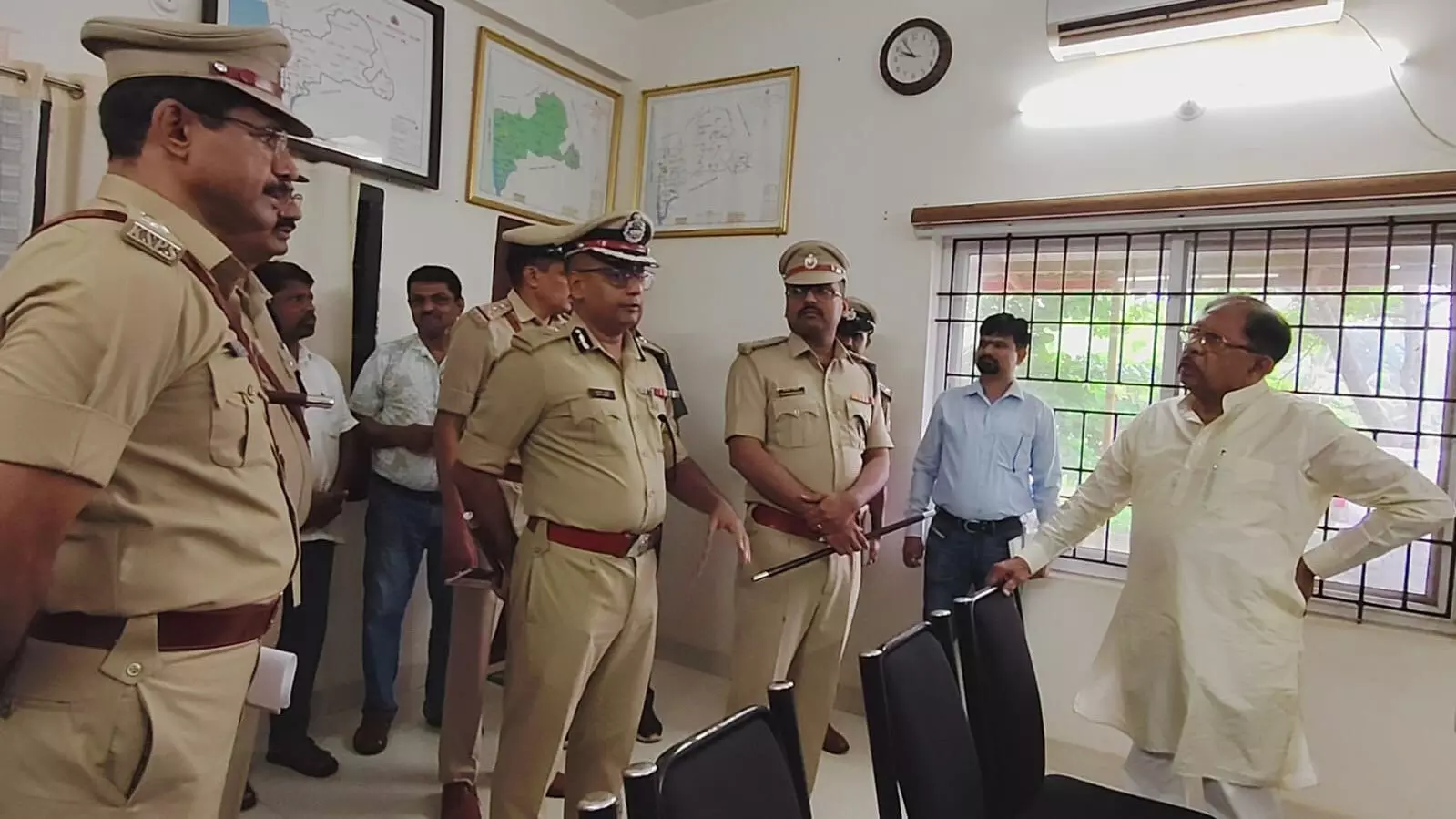 ಪೊಲೀಸ್ ಸಿಬ್ಬಂದಿ ಕೊರತೆ ನೀಗಿಸಲು ಶೀಘ್ರ ನೇಮಕಾತಿ ಪಕ್ರಿಯೆ ಪೊಲೀಸ್ ಸಿಬ್ಬಂದಿ ಕೊರತೆ ನೀಗಿಸಲು ಶೀಘ್ರ ನೇಮಕಾತಿ ಪಕ್ರಿಯೆ