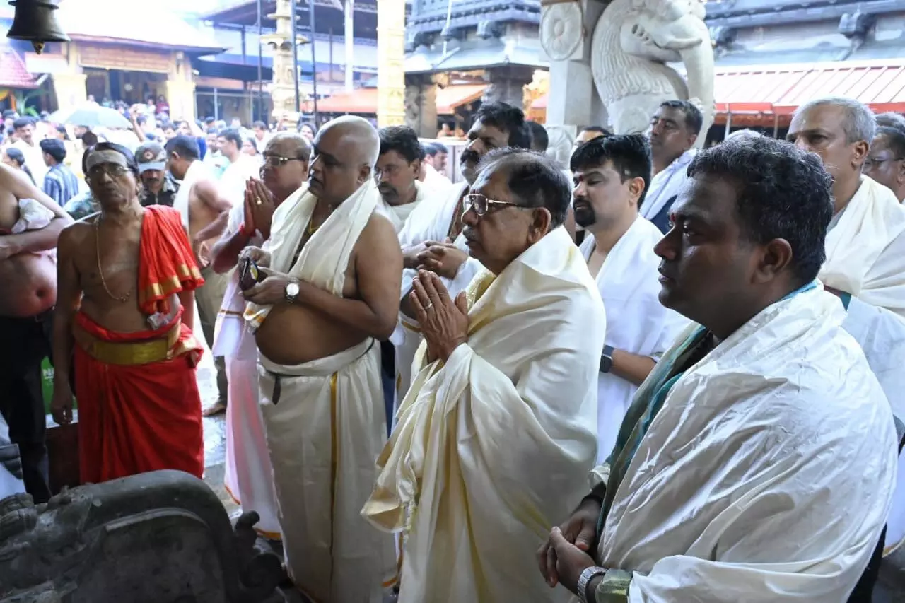 ಕೊಲ್ಲೂರು ದೇವಸ್ಥಾನದಲ್ಲಿ ಗೃಹ ಸಚಿವರಿಂದ ವಿಶೇಷ ಪೂಜೆ ಕೊಲ್ಲೂರು ದೇವಸ್ಥಾನದಲ್ಲಿ ಗೃಹ ಸಚಿವರಿಂದ ವಿಶೇಷ ಪೂಜೆ