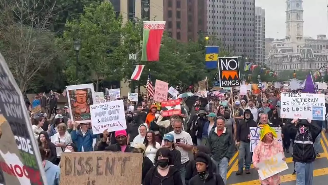 No Kings ಘೋಷಣೆಯೊಂದಿಗೆ ಅಮೆರಿಕದ ಬೀದಿ ಬೀದಿಗಳಲ್ಲಿ ಸಾವಿರಾರು ಜನರಿಂದ ಟ್ರಂಪ್ ವಿರುದ್ಧ ಪ್ರತಿಭಟನೆ No Kings ಘೋಷಣೆಯೊಂದಿಗೆ ಅಮೆರಿಕದ ಬೀದಿ ಬೀದಿಗಳಲ್ಲಿ ಸಾವಿರಾರು ಜನರಿಂದ ಟ್ರಂಪ್ ವಿರುದ್ಧ ಪ್ರತಿಭಟನೆ