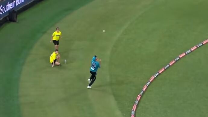 ಕ್ರಿಕೆಟ್ | ಬೌಂಡರಿಯಿಂದ ಹೊರಗೆ ಹಾರಿ ಹಿಡಿಯುವ ಕ್ಯಾಚ್‌ ನಿಯಮದಲ್ಲಿ ಬದಲಾವಣೆ