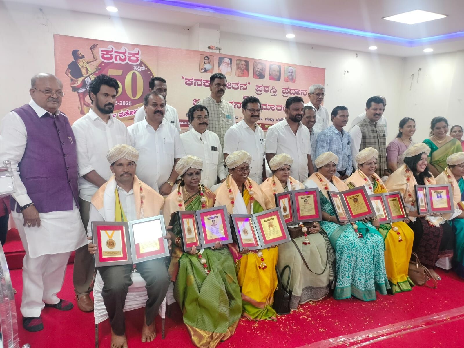 ಕಲಬುರಗಿ: ಕಲಾವಿದ ಸಂಜು ಬರಗಾಲಿಗೆ ಕನಕ ಚೇತನ ಪ್ರಶಸ್ತಿ ಪ್ರದಾನ