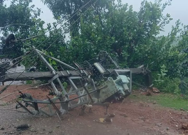 ಭಟ್ಕಳದಲ್ಲಿ ಬಿರುಗಾಳಿ ಮಳೆಯ ಆರ್ಭಟ: 18 ಕಂಬಗಳು ಧರಾಶಾಯಿ, 8 ಲಕ್ಷಕ್ಕೂ ಅಧಿಕ ನಷ್ಟ