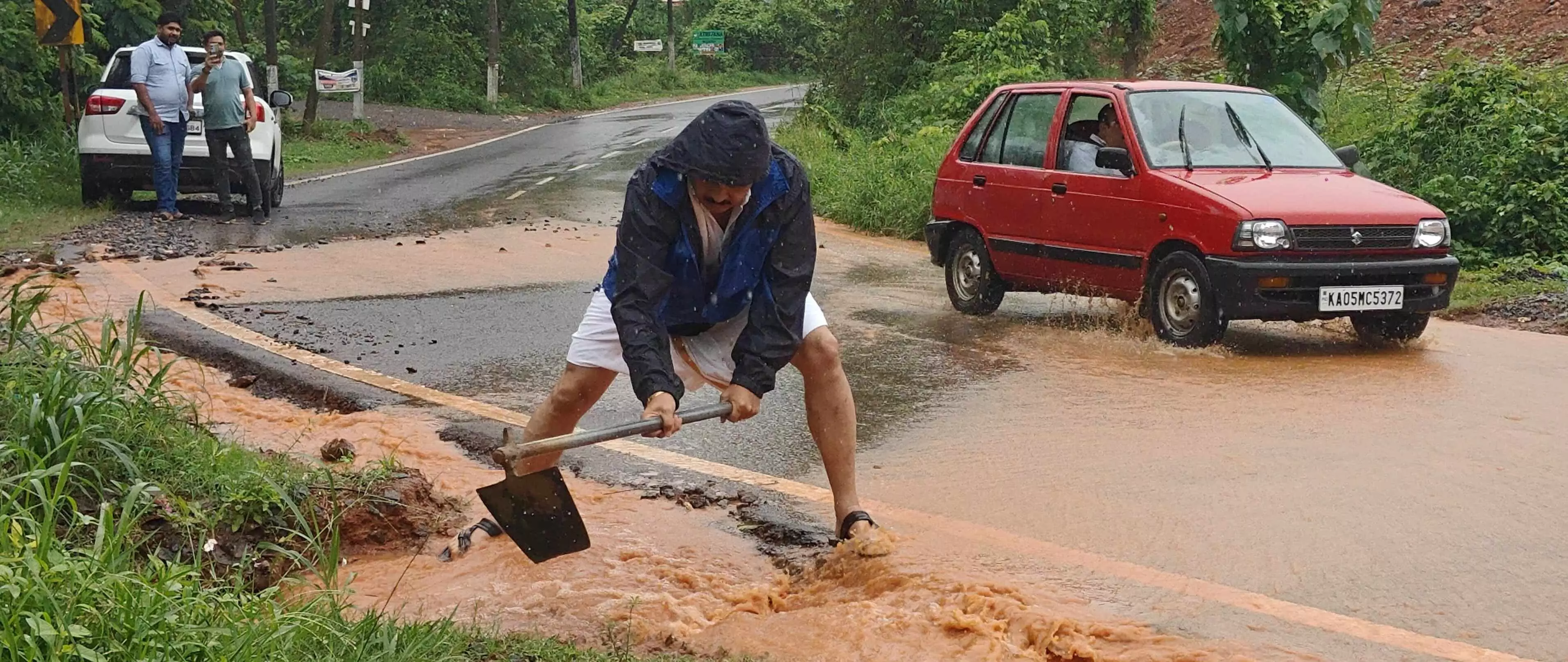 ಪುತ್ತೂರು: ರಸ್ತೆ ಬದಿಯ ಚರಂಡಿ ದುರಸ್ತಿಗೊಳಿಸಿದ ಶಾಸಕ ಅಶೋಕ್ ಕುಮಾರ್ ರೈ ಪುತ್ತೂರು: ರಸ್ತೆ ಬದಿಯ ಚರಂಡಿ ದುರಸ್ತಿಗೊಳಿಸಿದ ಶಾಸಕ ಅಶೋಕ್ ಕುಮಾರ್ ರೈ