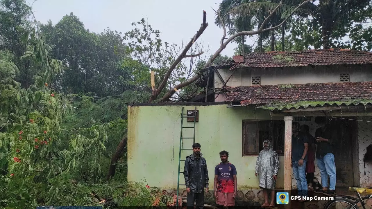 ಉಡುಪಿ ಜಿಲ್ಲೆಯಲ್ಲಿ ಮುಂದುವರೆದ ಮಳೆ: ಮನೆಗಳಿಗೆ ಹಾನಿ ಉಡುಪಿ ಜಿಲ್ಲೆಯಲ್ಲಿ ಮುಂದುವರೆದ ಮಳೆ: ಮನೆಗಳಿಗೆ ಹಾನಿ