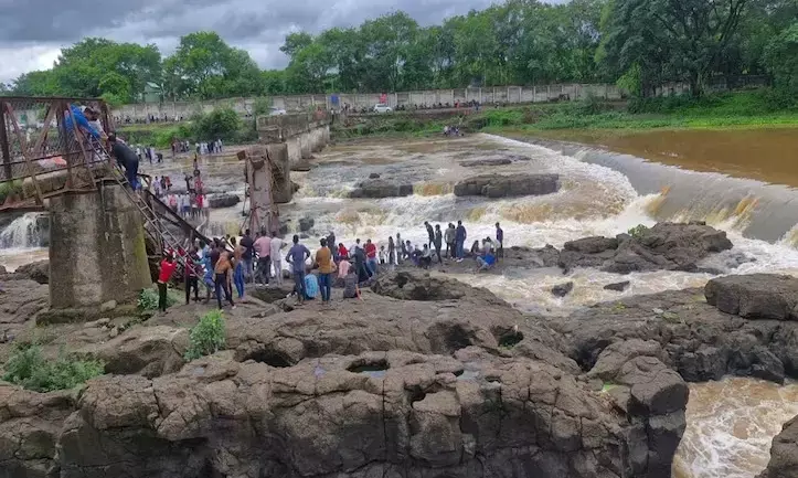 ಪುಣೆ ಬಳಿ ಸೇತುವೆ ಕುಸಿದು 6 ಮಂದಿ ಮೃತ್ಯು; ಮುಂದುವರಿದ ರಕ್ಷಣಾ ಕಾರ್ಯಾಚರಣೆ