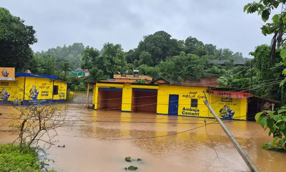 ವಿಟ್ಲ: ವಾಣಿಜ್ಯ ಸಂಕೀರ್ಣಗಳು ಜಲಾವೃತ; ತುಂಡಾಗಿ ಬಿದ್ದ ವಿದ್ಯುತ್ ಕಂಬಗಳು