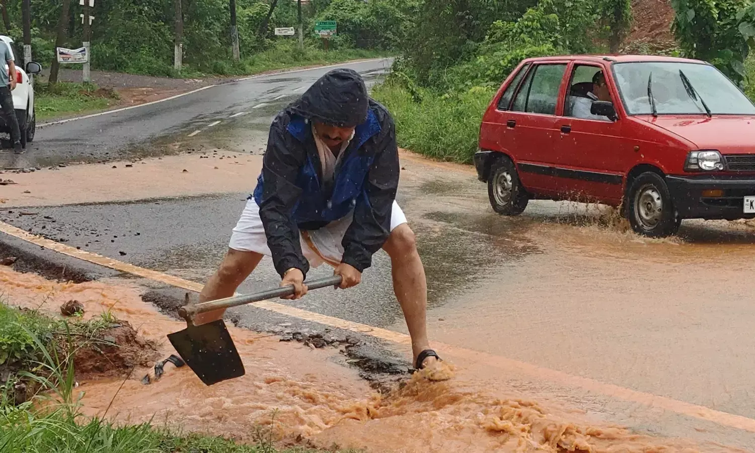 ಪುತ್ತೂರು: ರಸ್ತೆ ಬದಿಯ ಚರಂಡಿ ದುರಸ್ತಿಗೊಳಿಸಿದ ಶಾಸಕ ಅಶೋಕ್ ಕುಮಾರ್ ರೈ
