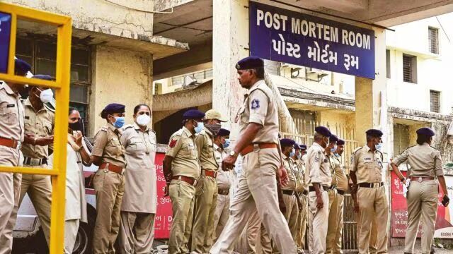 ಏರ್ ಇಂಡಿಯಾ ವಿಮಾನ ದುರಂತ : ಅವಶೇಷಗಳಡಿ ಆಭರಣ, ಫೋನ್‌ಗಳು ಸೇರಿದಂತೆ ಬೆಳೆಬಾಳುವ ವಸ್ತುಗಳು ಪತ್ತೆ