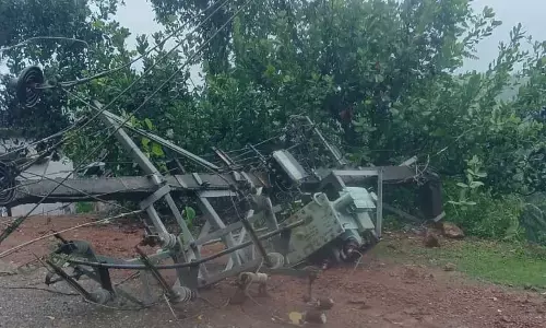 ಭಟ್ಕಳದಲ್ಲಿ ಬಿರುಗಾಳಿ ಮಳೆಯ ಆರ್ಭಟ: 18 ಕಂಬಗಳು ಧರಾಶಾಯಿ, 8 ಲಕ್ಷಕ್ಕೂ ಅಧಿಕ ನಷ್ಟ