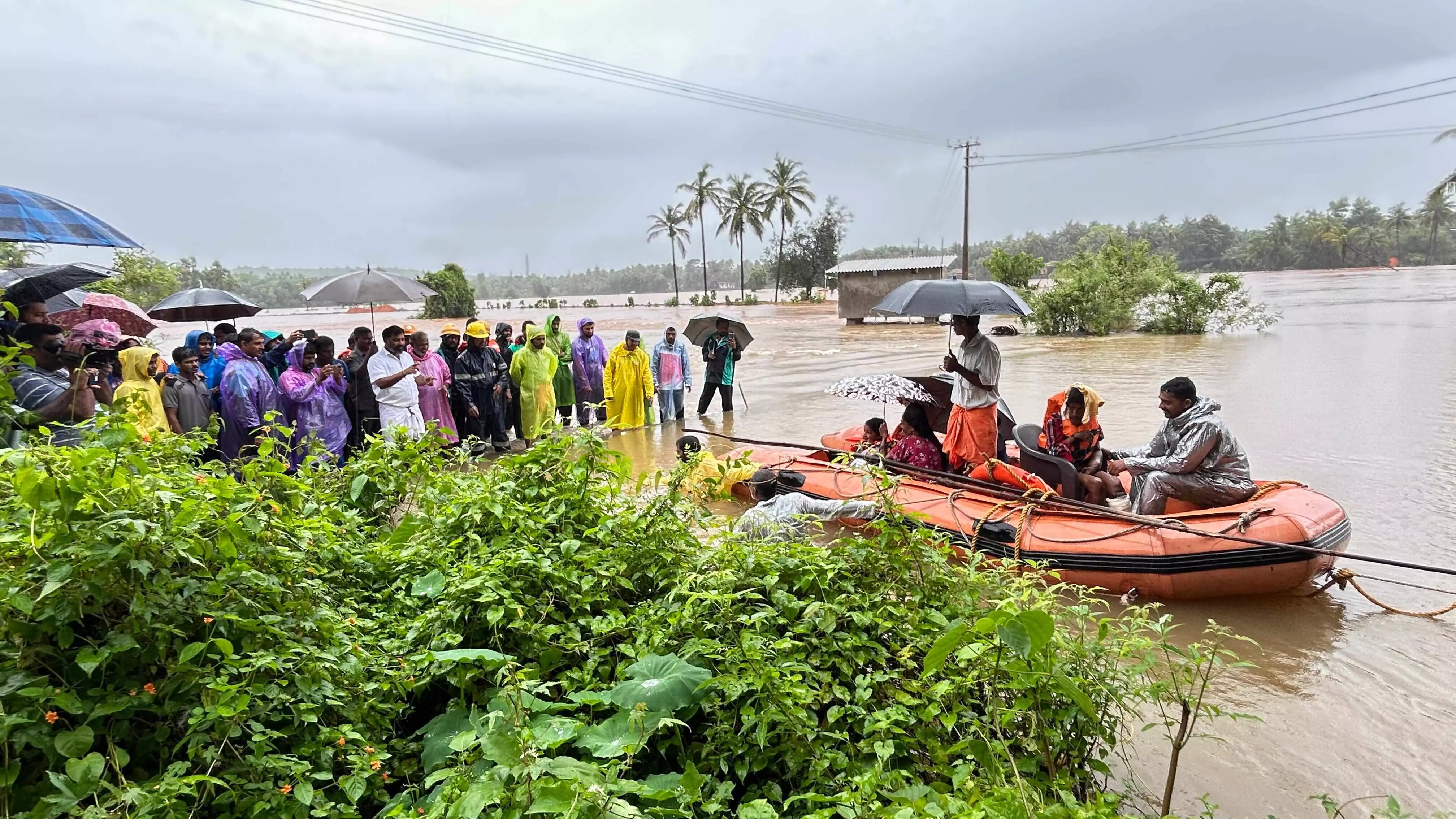ಉಡುಪಿ | ಬೈಂದೂರು ಹಳಗೇರಿಯಲ್ಲಿ ಭಾರೀ ಮಳೆ: ಮನೆಗಳು ಜಲಾವೃತ: ಜನರ ಸ್ಥಳಾಂತರ