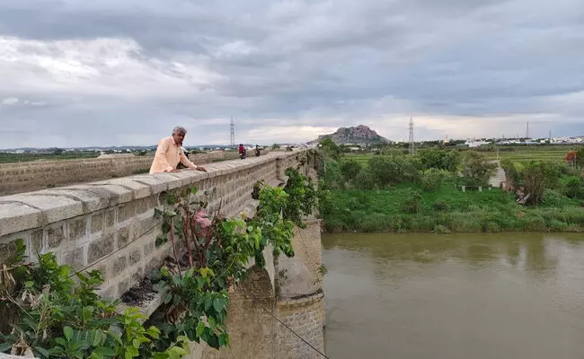 ಯಾದಗಿರಿ | ಶತಮಾನದ ಭೀಮಾ ಸೇತುವೆಗಿಲ್ಲ ಸಂರಕ್ಷಣೆ ಭಾಗ್ಯ : ಉಮೇಶ್ ಕೆ. ಮುದ್ನಾಳ ಯಾದಗಿರಿ | ಶತಮಾನದ ಭೀಮಾ ಸೇತುವೆಗಿಲ್ಲ ಸಂರಕ್ಷಣೆ ಭಾಗ್ಯ : ಉಮೇಶ್ ಕೆ. ಮುದ್ನಾಳ