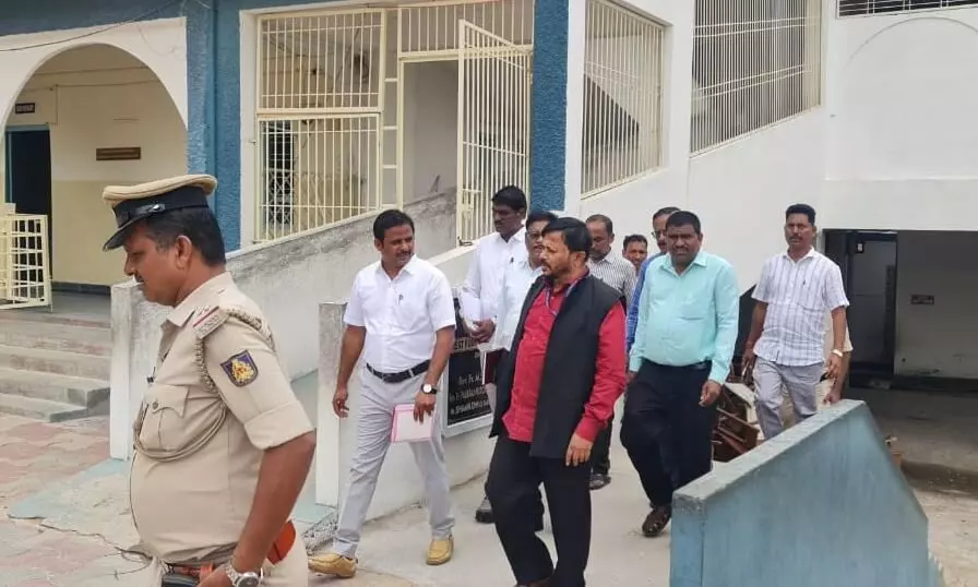 ರಾಯಚೂರು | ರಾಜ್ಯ ಮಕ್ಕಳ ಹಕ್ಕುಗಳ ಆಯೋಗದ ಅಧ್ಯಕ್ಷರಿಂದ ಮೂಲಭೂತ ಸೌಲಭ್ಯಗಳ ಪರಿಶೀಲನೆ ರಾಯಚೂರು | ರಾಜ್ಯ ಮಕ್ಕಳ ಹಕ್ಕುಗಳ ಆಯೋಗದ ಅಧ್ಯಕ್ಷರಿಂದ ಮೂಲಭೂತ ಸೌಲಭ್ಯಗಳ ಪರಿಶೀಲನೆ