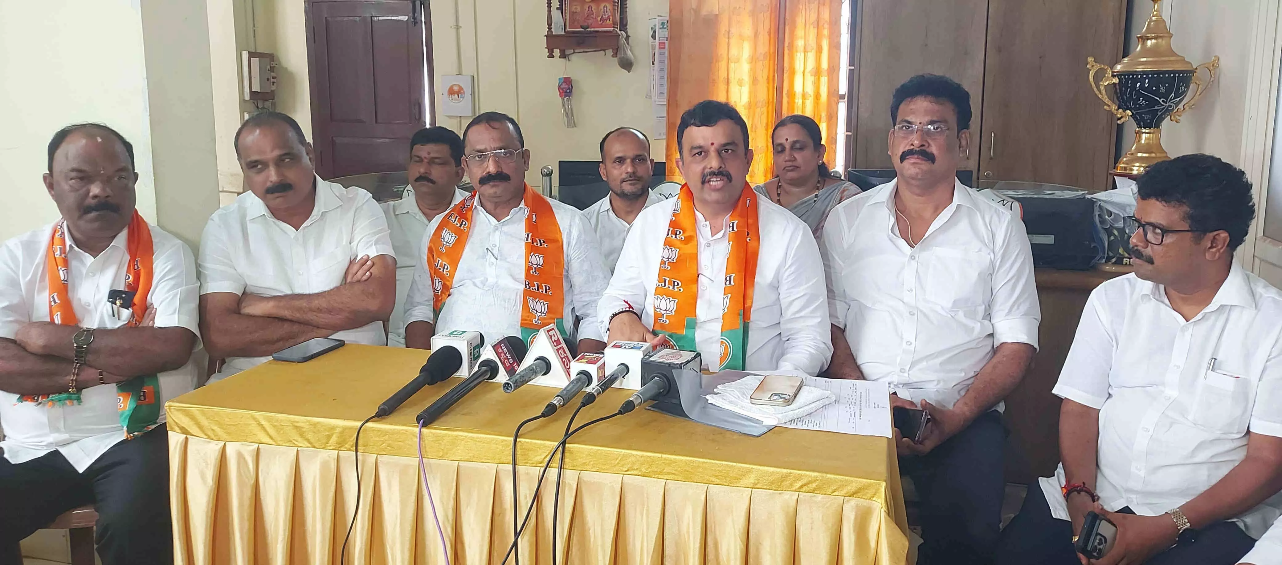 ಜೂ.23ರಂದು ಅವಿಭಜಿತ ದ.ಕ. ಜಿಲ್ಲೆಯ 399 ಸ್ಥಳಗಳಲ್ಲಿ ಏಕಕಾಲದಲ್ಲಿ ಬಿಜೆಪಿ ಧರಣಿ ಜೂ.23ರಂದು ಅವಿಭಜಿತ ದ.ಕ. ಜಿಲ್ಲೆಯ 399 ಸ್ಥಳಗಳಲ್ಲಿ ಏಕಕಾಲದಲ್ಲಿ ಬಿಜೆಪಿ ಧರಣಿ