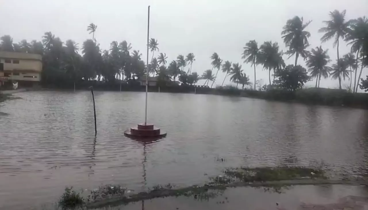 ಭಟ್ಕಳದಲ್ಲಿ ಭಾರಿ ಮಳೆಗೆ ವಿದ್ಯುತ್ ಕಂಬಗಳು, ಟ್ರಾನ್ಸ್‌ಫಾರ್ಮರ್‌ಗಳಿಗೆ ಹಾನಿ