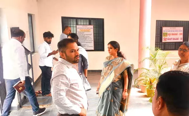 ಬೀದರ್ | ಕಮಲನಗರದ ಬಾಲಕರ ವಸತಿ ನಿಲಯಕ್ಕೆ ಜಿಲ್ಲಾಧಿಕಾರಿ ಶಿಲ್ಪಾ ಶರ್ಮಾ ಭೇಟಿ ಬೀದರ್ | ಕಮಲನಗರದ ಬಾಲಕರ ವಸತಿ ನಿಲಯಕ್ಕೆ ಜಿಲ್ಲಾಧಿಕಾರಿ ಶಿಲ್ಪಾ ಶರ್ಮಾ ಭೇಟಿ