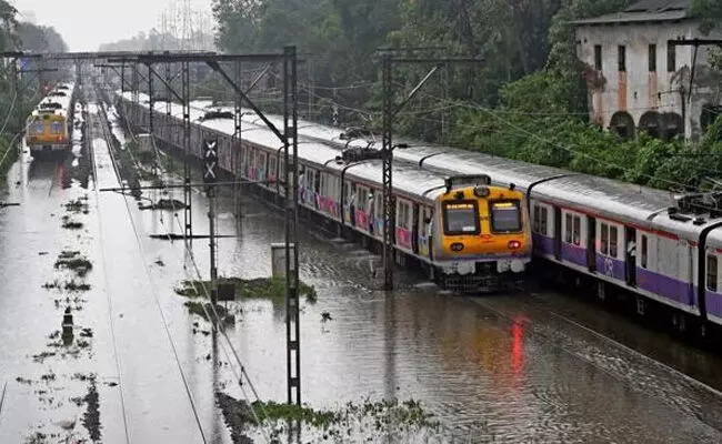 ಮುಂಬೈಯಲ್ಲಿ ಭಾರೀ ಮಳೆ; ರಸ್ತೆಗಳಲ್ಲಿ ನೀರು; ರೈಲು ಸೇವೆಗಳಲ್ಲಿ ವ್ಯತ್ಯಯ