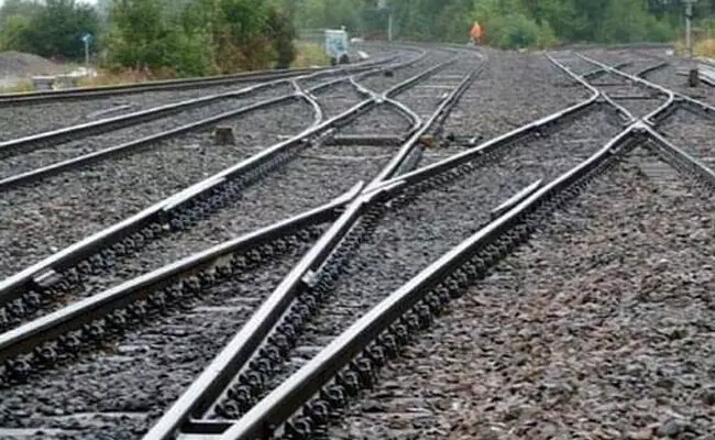 ವಿಜಯನಗರ | ರೈಲು ಹಳಿ ಮೇಲೆ ಅಪರಿಚಿತ ವ್ಯಕ್ತಿಯ ಮೃತದೇಹ ಪತ್ತೆ : ಪ್ರಕರಣ ದಾಖಲು ವಿಜಯನಗರ | ರೈಲು ಹಳಿ ಮೇಲೆ ಅಪರಿಚಿತ ವ್ಯಕ್ತಿಯ ಮೃತದೇಹ ಪತ್ತೆ : ಪ್ರಕರಣ ದಾಖಲು