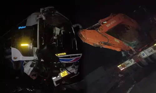 ನೆಲ್ಯಾಡಿ: ಹಿಟಾಚಿ ಯಂತ್ರವಿದ್ದ ಲಾರಿಗೆ ಬಸ್ ಢಿಕ್ಕಿ ಓರ್ವ ಮೃತ್ಯು, ಹಲವರಿಗೆ ಗಂಭೀರ ಗಾಯ