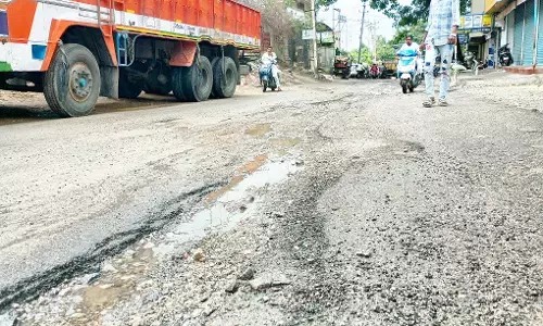 ರಾಯಚೂರು ಜಿಲ್ಲಾ ಕೇಂದ್ರಗಳಲ್ಲಿ ರಸ್ತೆಗಳ ಅವ್ಯವಸ್ಥೆ: ತಗ್ಗು ಗುಂಡಿಗಳಿಂದ ಹೈರಾಣಾದ ಸವಾರರು