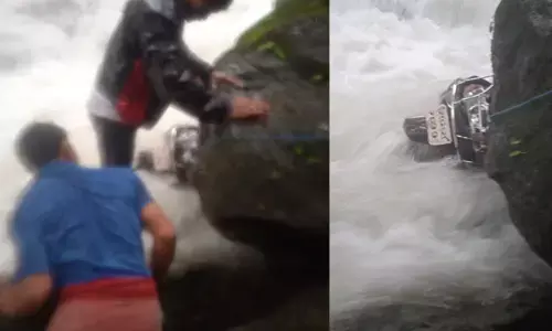 ಬೆಳ್ತಂಗಡಿ: ಸವಾರರಿಬ್ಬರ ಸಹಿತ ನದಿ ನೀರಿನಲ್ಲಿ ಕೊಚ್ಚಿ ಹೋದ ಸ್ಕೂಟರ್