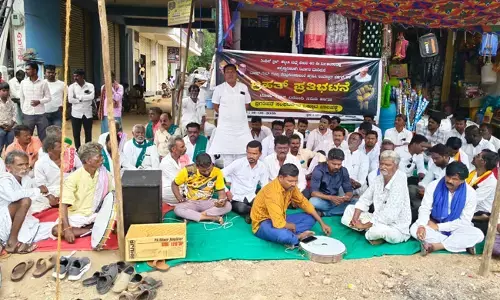 ದೇವದುರ್ಗ | ಕಲ್ಮಲಾ-ತಿಂಥಣಿ ಟೋಲ್ ಗೇಟ್‌ಗಳ ತೆರವಿಗೆ ಆಗ್ರಹಿಸಿ ಪ್ರತಿಭಟನೆ