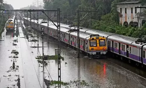 ಮುಂಬೈಯಲ್ಲಿ ಭಾರೀ ಮಳೆ; ರಸ್ತೆಗಳಲ್ಲಿ ನೀರು; ರೈಲು ಸೇವೆಗಳಲ್ಲಿ ವ್ಯತ್ಯಯ