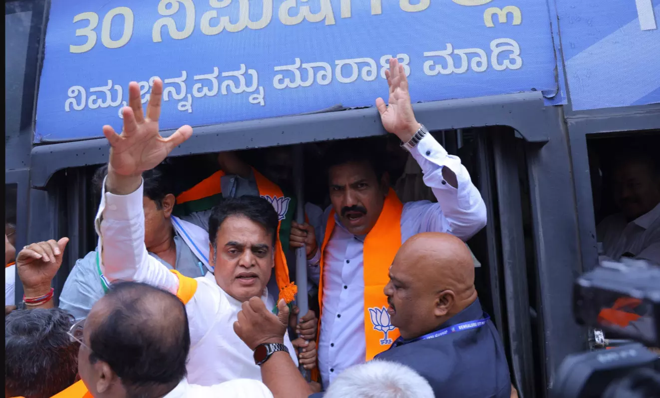 ಕಾಲ್ತುಳಿತ ಪ್ರಕರಣ | ರಾಜ್ಯ ಸರಕಾರದ ವೈಫಲ್ಯ ಖಂಡಿಸಿ ಪ್ರತಿಭಟನೆ; ಬಿಜೆಪಿ ನಾಯಕರನ್ನು ವಶಕ್ಕೆ ಪಡೆದ ಪೊಲೀಸರು