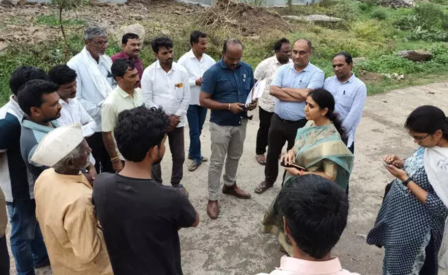 ಬೀದರ್ | ಬಿತ್ತನೆ ಬೀಜ ವಿತರಣಾ ಕೇಂದ್ರಕ್ಕೆ ಜಿಲ್ಲಾಧಿಕಾರಿ ಶಿಲ್ಪಾ ಶರ್ಮಾ ಭೇಟಿ ಬೀದರ್ | ಬಿತ್ತನೆ ಬೀಜ ವಿತರಣಾ ಕೇಂದ್ರಕ್ಕೆ ಜಿಲ್ಲಾಧಿಕಾರಿ ಶಿಲ್ಪಾ ಶರ್ಮಾ ಭೇಟಿ