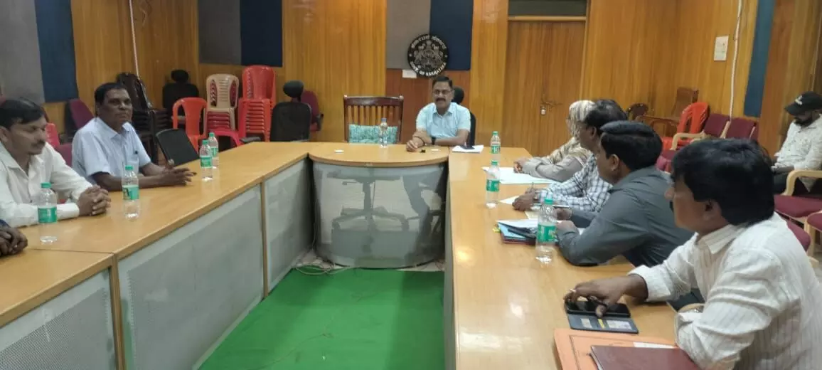 ಬೀದರ್ | ಜೂ.21ರ ಅಂತಾರಾಷ್ಟ್ರೀಯ ಯೋಗ ದಿನಾಚರಣೆಯ ಸಿದ್ಧತೆಗೆ ಅಪರ ಜಿಲ್ಲಾಧಿಕಾರಿ ಶಿವಕುಮಾರ್ ಶೀಲವಂತ್ ಸೂಚನೆ ಬೀದರ್ | ಜೂ.21ರ ಅಂತಾರಾಷ್ಟ್ರೀಯ ಯೋಗ ದಿನಾಚರಣೆಯ ಸಿದ್ಧತೆಗೆ ಅಪರ ಜಿಲ್ಲಾಧಿಕಾರಿ ಶಿವಕುಮಾರ್ ಶೀಲವಂತ್ ಸೂಚನೆ