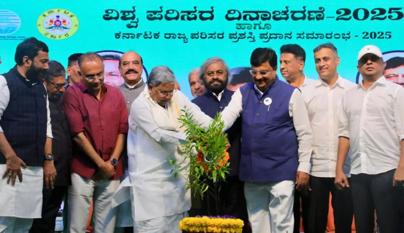 ರಸ್ತೆ ಬದಿ ಗಿಡಗಳ ಸುತ್ತ ಕಾಂಕ್ರೀಟ್ ತೆರವು, ಪ್ಲಾಸ್ಟಿಕ್ ಬಾಟಲಿ ತ್ಯಾಜ್ಯ ನಿರ್ವಹಣೆಗೆ ಸಮಿತಿ ರಚನೆ : ಸಿಎಂ ಆದೇಶ ರಸ್ತೆ ಬದಿ ಗಿಡಗಳ ಸುತ್ತ ಕಾಂಕ್ರೀಟ್ ತೆರವು, ಪ್ಲಾಸ್ಟಿಕ್ ಬಾಟಲಿ ತ್ಯಾಜ್ಯ ನಿರ್ವಹಣೆಗೆ ಸಮಿತಿ ರಚನೆ : ಸಿಎಂ ಆದೇಶ