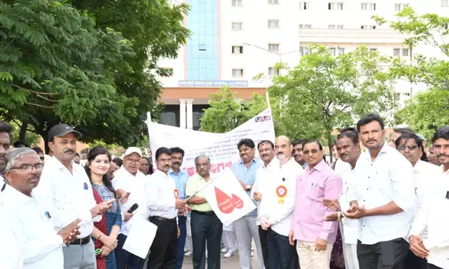 ಕಲಬುರಗಿ | ಭಯ ಬಿಟ್ಟು ರಕ್ತದಾನ ಮಾಡಿ ಜೀವ ಉಳಿಸಿ : ಡಾ.ಶರಣಬಸಪ್ಪ ಗಣಜಲಖೇಡ್