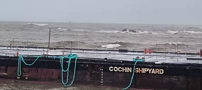 ಭಟ್ಕಳ: ಸಮುದ್ರ ತೀರಕ್ಕೆ ತೇಲಿಬಂದ ಕಂಟೈನರ್ ಹಡಗಿನ ಭಾಗ; ಕರಾವಳಿ ಕಾವಲು ಪಡೆಯಿಂದ ಪರಿಶೀಲನೆ